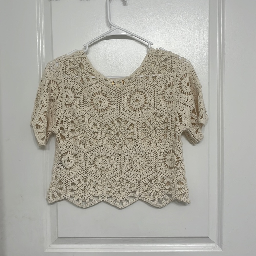 Cute t-shirt is see threw for a pull over you can wear for the summer!